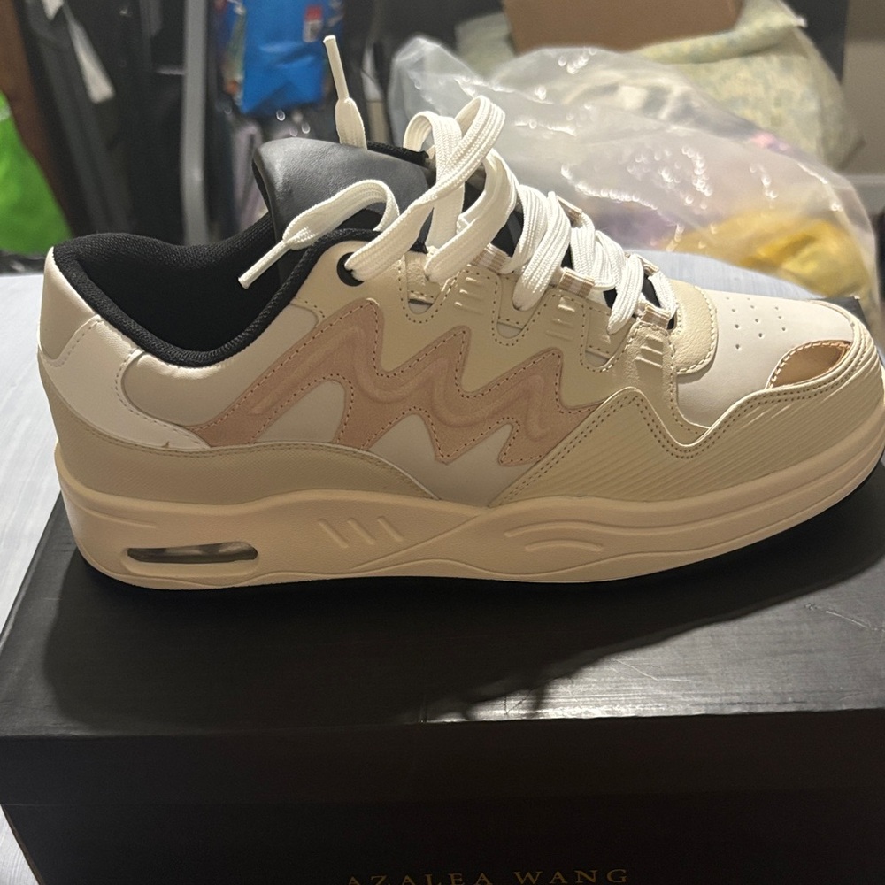 Azalea Wang Women's Cream and Tan Sneakers
